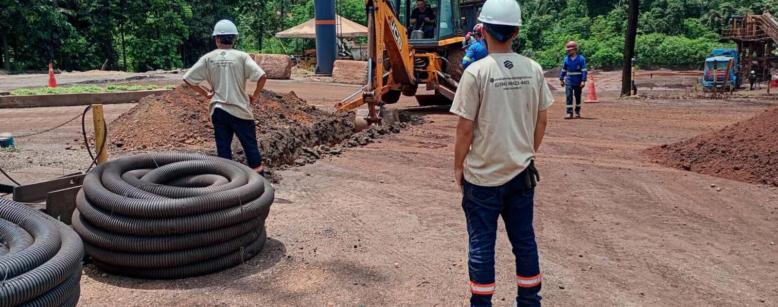 Frente de serviço da S.Saraiva com retroescavadeira abrindo vala para rede de drenagem