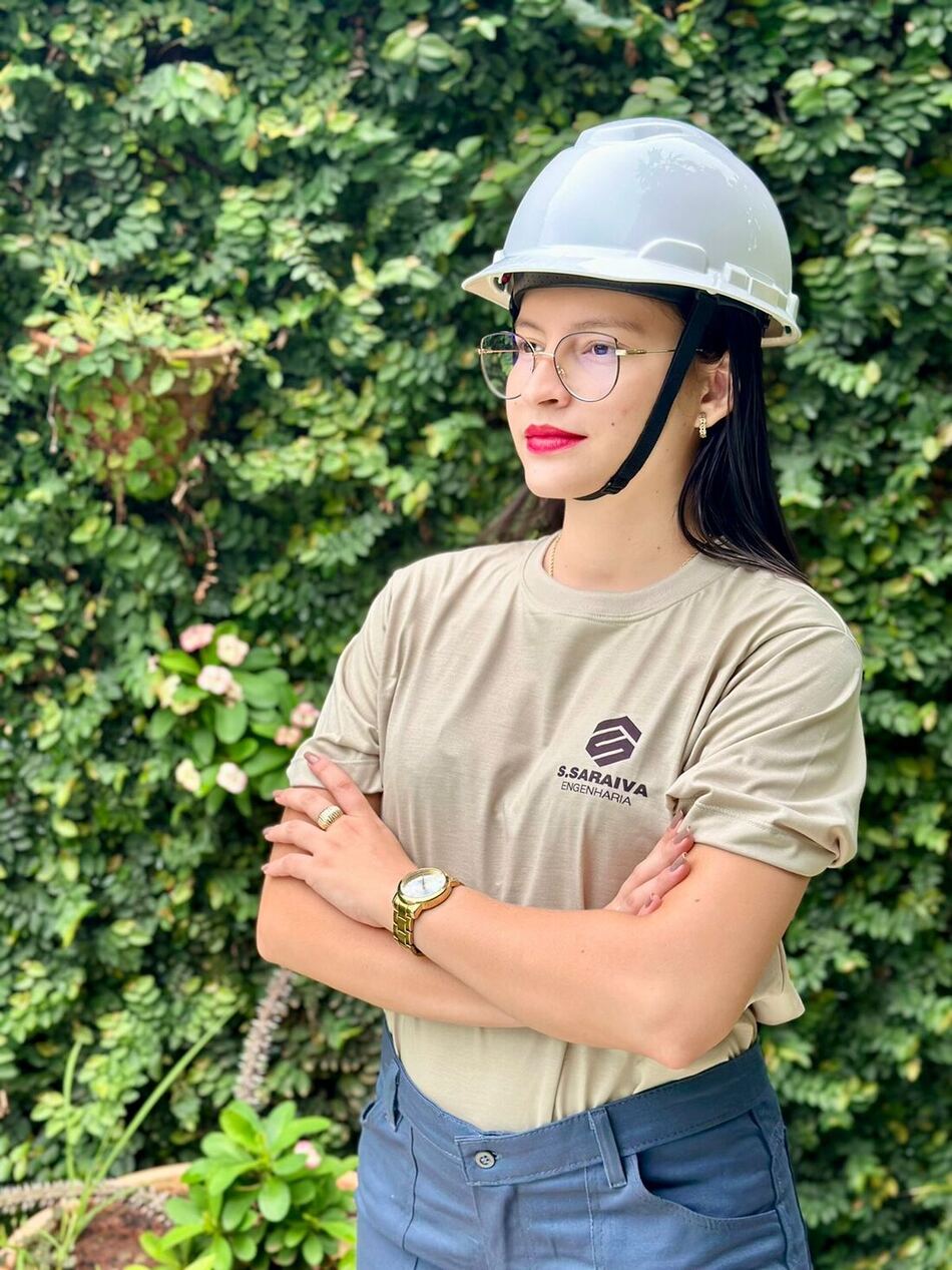 Profissional da S.Saraiva Engenharia com capacete e camisa da empresa