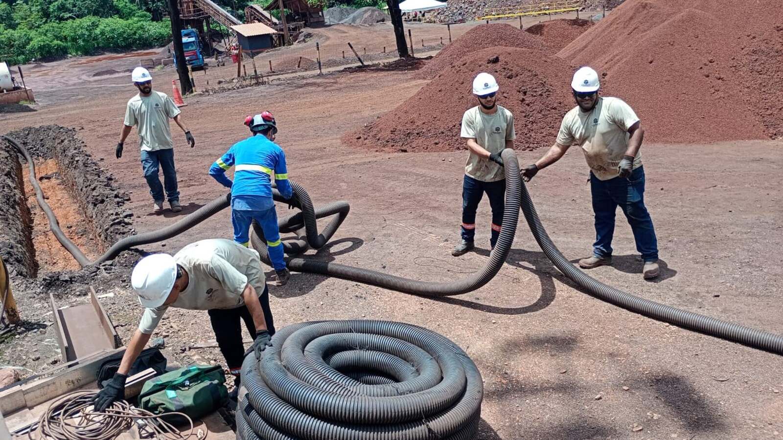 Equipe da S.Saraiva Engenharia executando rede de drenagem em pátio industrial